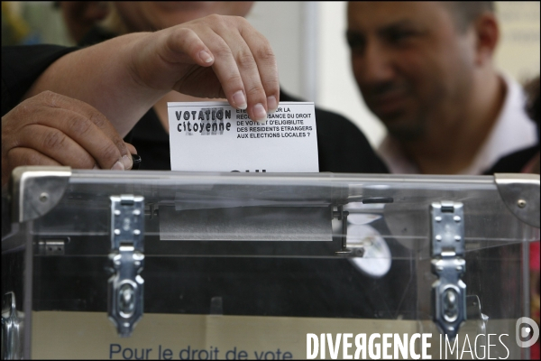Paris: bertrand delanoe participe a la votation citoyenne pour les residents etrangers