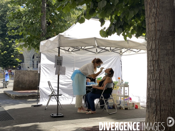 Test PCR sous la tente à Marseille centre-ville