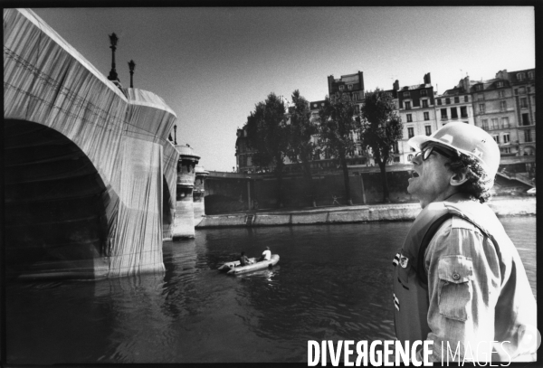 L artiste Christo emballe le Pont-Neuf à Paris