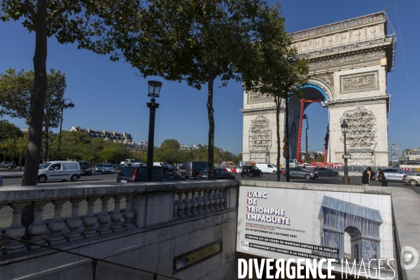 Début du chantier de l oeuvre posthume de Christo et Jeanne-Claude: L Arc de Triomphe empaqueté