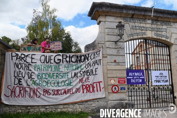 Manifestation contre la vente du domaine de grignon  au promoteur immobilier altarea cogedim