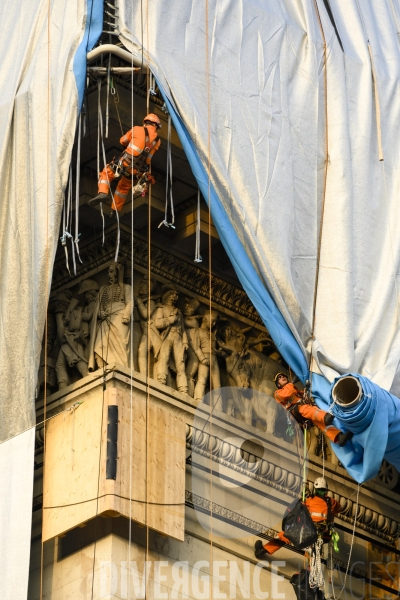 Christo et Jeanne-Claude emballent l Arc de Triomphe