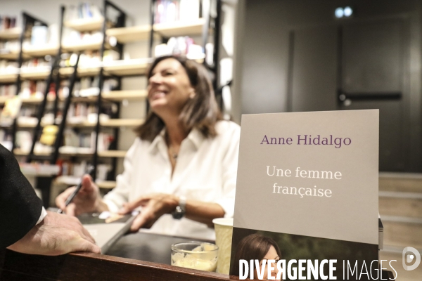 Anne hidalgo dedicace son livre a la librairie le divan