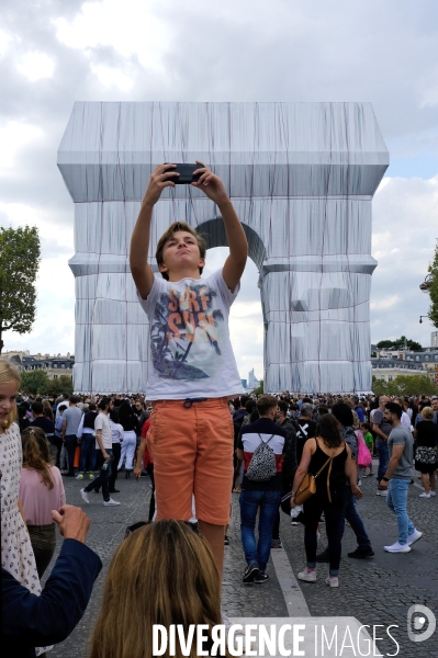 L arc de triomphe empaqueté par Christo et Jeanne-Claude