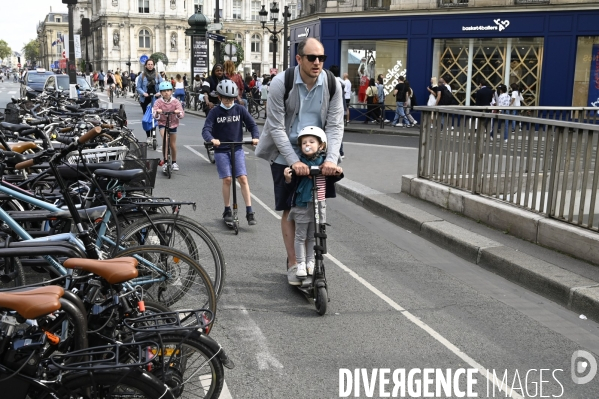 Journée sans voitures à Paris, contre la pollution de l air.