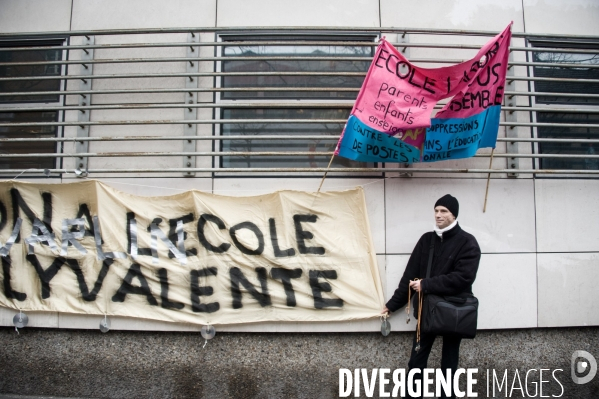 Rassemblement pour protester contre les suppressions de postes et les fermetures de classes, devant le rectorat de Paris, 16/02/2012