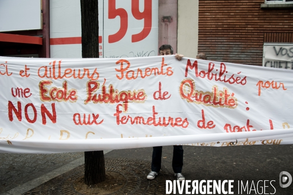 Rassemblement pour protester contre les suppressions de postes et les fermetures de classes, devant le rectorat de Paris, 16/02/2012