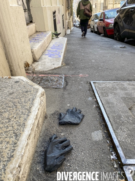Dans les rues vides et propres ou presque du centre-ville de Marseille, ne trainent plus que des gants en latex jetés par des habitants peu respectueux. Peut-être un signe de défiance au coronavirus???