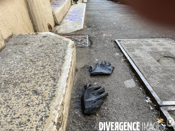Dans les rues vides et propres ou presque du centre-ville de Marseille, ne trainent plus que des gants en latex jetés par des habitants peu respectueux. Peut-être un signe de défiance au coronavirus???