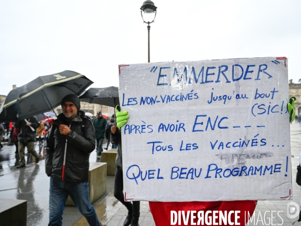 Manifestation nationale citoyenne et pacifique contre le pass vaccinal, contre la gestion de la crise sanitaire par le gouvernement. Paris le 8 janvier 2022. Vaccine pass.