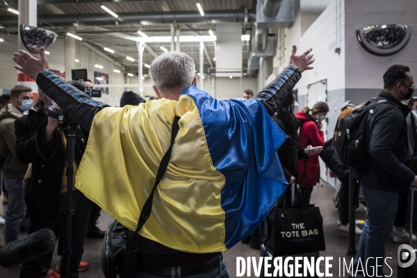 Arrivée de réfugiés ukrainiens à l aéroport de Beauvais.