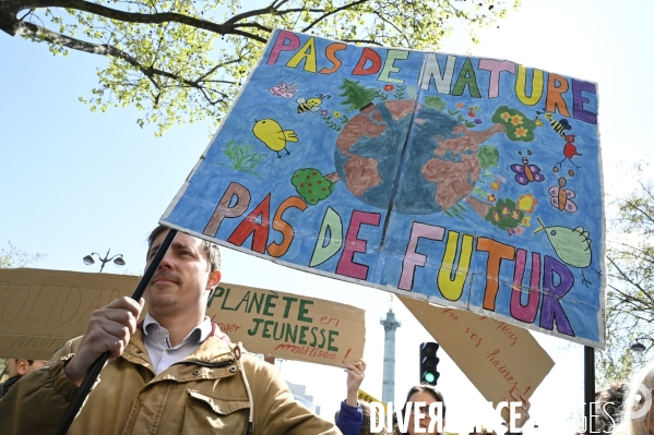 Marche pour le futur 2022, le 9 avril à Paris. Walk for the future.