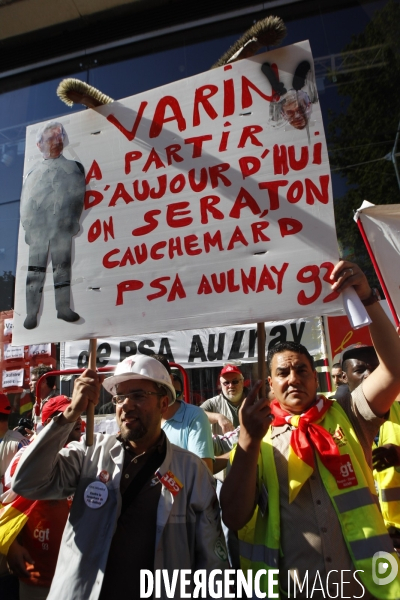 Environ 2000 salariés de PSA se sont rassemblés devant le siège de l entreprise pour protester contre le plan de 8000 licenciements et la fermeture de l usine d Aulnay