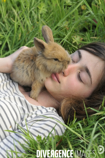 L enfant et les animaux : Les NACS. : le lapin. Nouveaux animaux de compagnie. Child and animals: new pets.