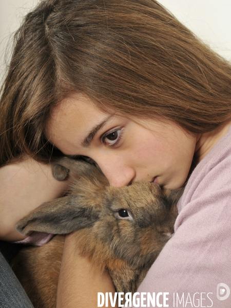 L enfant et les animaux : Les NACS. : le lapin. Nouveaux animaux de compagnie. Child and animals: new pets.