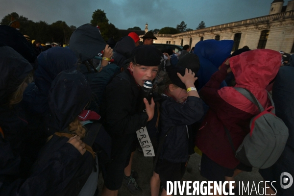 Orage pendant le rassemblement de 30 000 Scouts Unitaires de France à Chambord pour fêter les 50 ans du mouvement, 12 000 jeunes scouts mis à l abri en urgence dans le château de Chambord