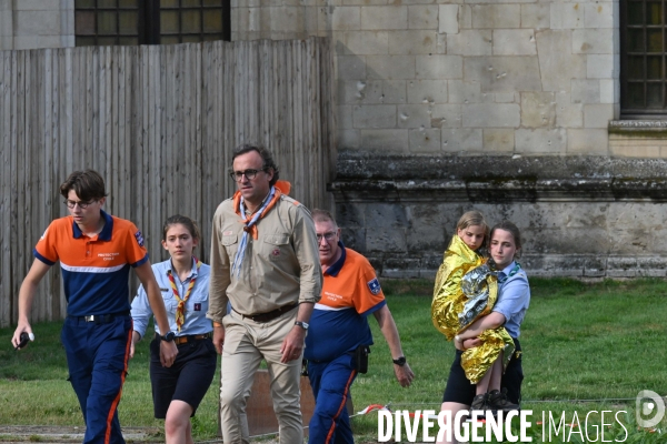 Orage pendant le rassemblement de 30 000 Scouts Unitaires de France à Chambord pour fêter les 50 ans du mouvement, 12 000 jeunes scouts mis à l abri en urgence dans le château de Chambord