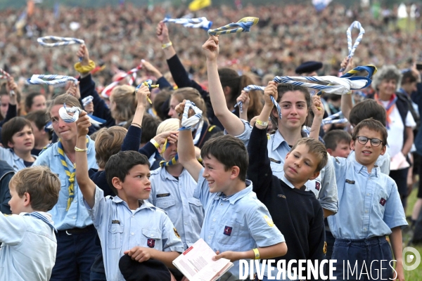 Messe de la Pentecôte des  Scouts Unitaires de France lors de leur rassemblement  à Chambord pour fêter les 50 ans du mouvement.