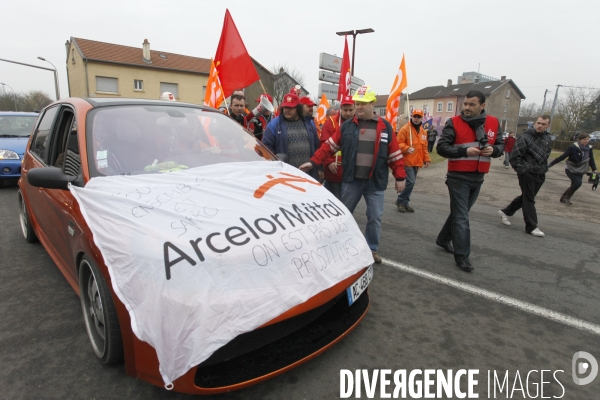 Marche des sidérurgistes d ARCELLOR MITTAL à travers les rues de Florange pour empêcher la fermeture des Hauts Fourneaux de l usine