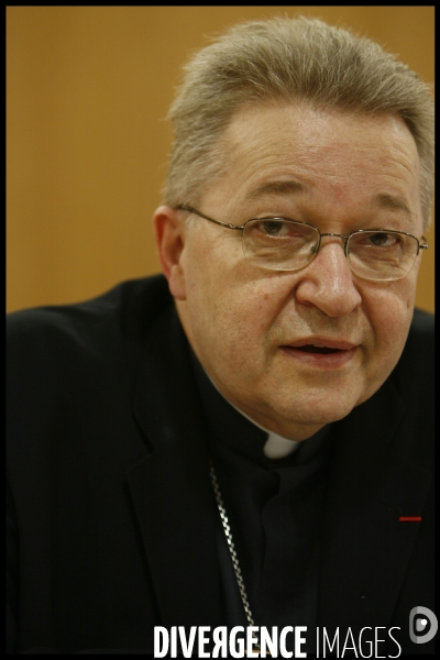 Le cardinal andre xxiii presente la visite du pape benoit xvi en france en septembre 2008