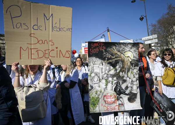 Manifestation des médecins contre la loi RIST, et pour demander une augmentation du prix de la consultation . Demonstration of doctors in Paris.
