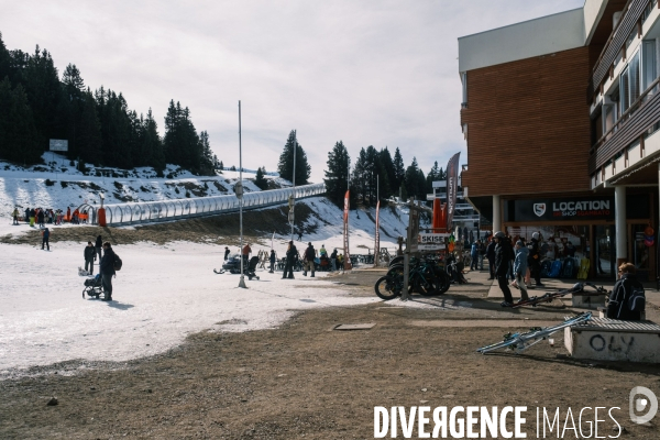 Manque de neige et secheresse dans la station de Chamrousse dans les Alpes