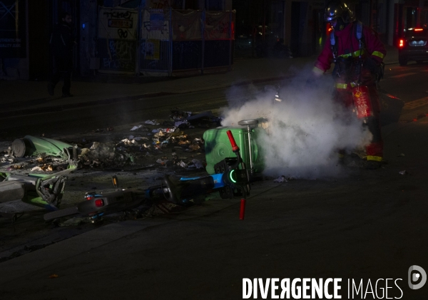 REFORME DES RETRAITES, poubelles brulées dans Paris après le vote des motions de censure, le 21/03/2023