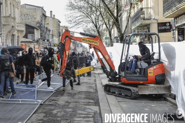 Une manifestation sauvage à la fin de la 10 ème manifestation unitaire contre la réforme des retraites s élance dans les rues de Bordeaux.