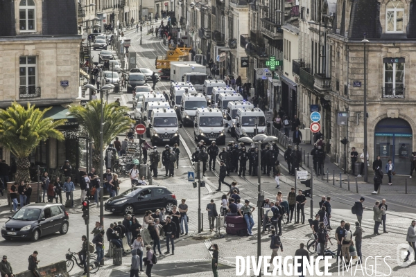 Une manifestation sauvage à la fin de la 10 ème manifestation unitaire contre la réforme des retraites s élance dans les rues de Bordeaux.