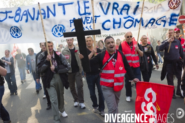 Paris : Defile traditionnel intersyndical du 1er Mai.