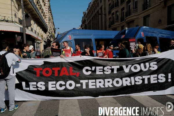 Tentative de blocage par des militants pour le climat de l’AG de TotalEnergies