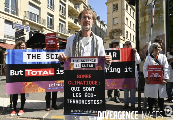 Action blocage de l assemblée générale de TotalEnergies 2023 par des militants écologistes. Sauver le climat !