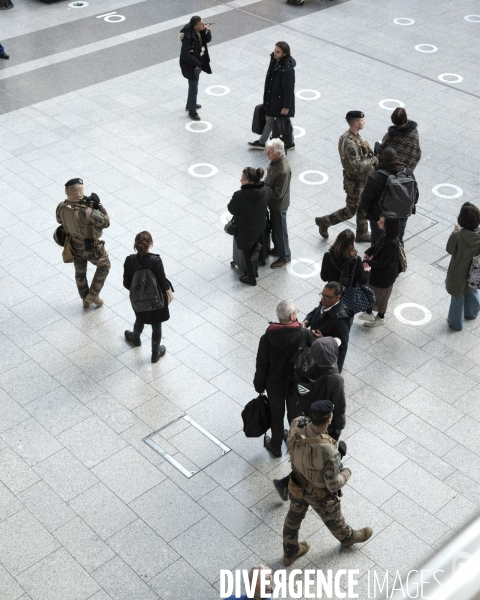Gare du Nord, patrouille militaire dans la halle des grandes lignes