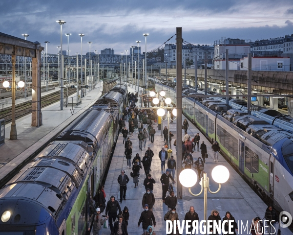 Gare du Nord, 7h, les voyageurs en provenance de Beauvais remontent le la voie N¡20.