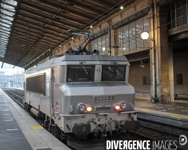 Gare du Nord, Lignes TER, une locomotive des années 70 encore en service, une BB 22200, dite « nez cassé » .