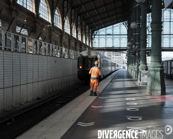 Gare du Nord, cheminot surveillant le départ  d’un TER .