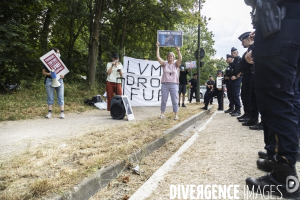 Manifestation anti-fourrure en face de la fondation Louis Vuitton