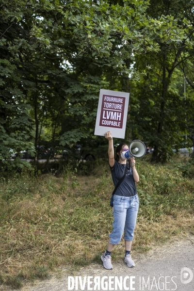 Manifestation anti-fourrure en face de la fondation Louis Vuitton