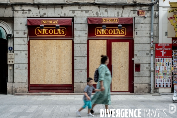 Lyon : Devantures de magasins protégées suite aux emeutes après la mort de Nahel.