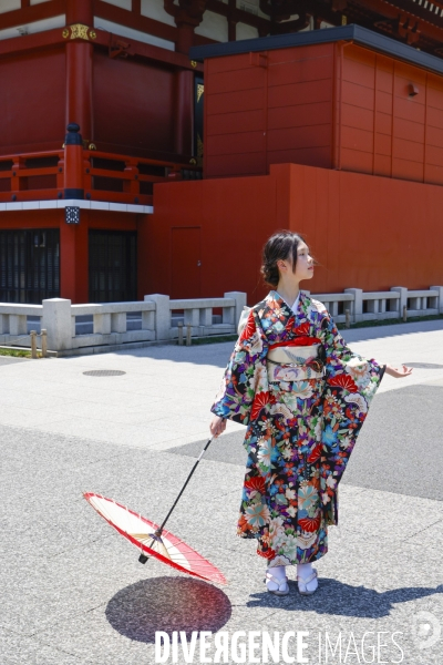Les femmes aux kimonos du temple senso-ji a tokyo