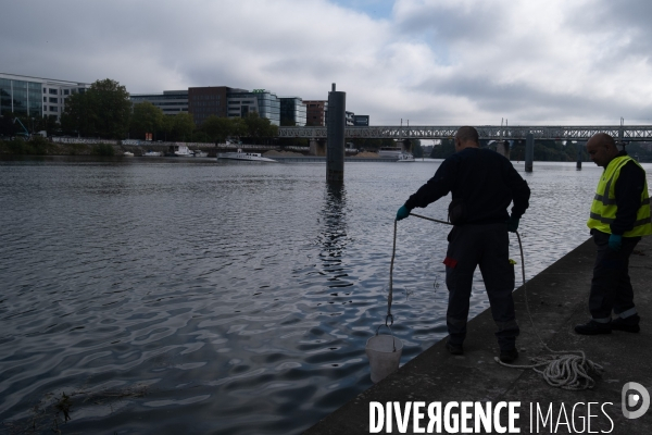 Prelevement  d eau dans la Seine pour analyse de la qualité