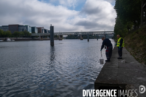 Prelevement  d eau dans la Seine pour analyse de la qualité
