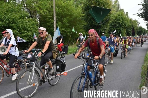 LE CONVOI DE L EAU.  Un millier de de cyclistes contre les méga-bassines de Sainte -Soline à Paris