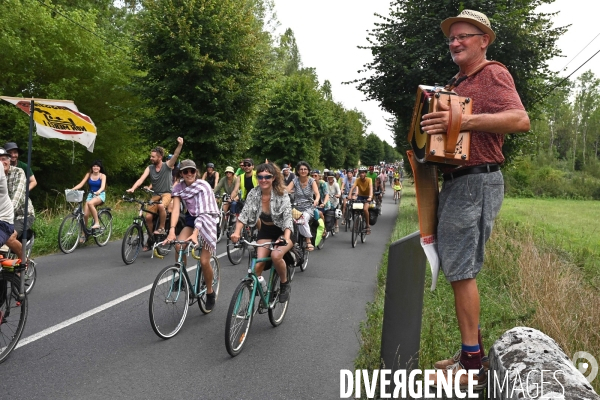 LE CONVOI DE L EAU.  Un millier de de cyclistes contre les méga-bassines de Sainte -Soline à Paris
