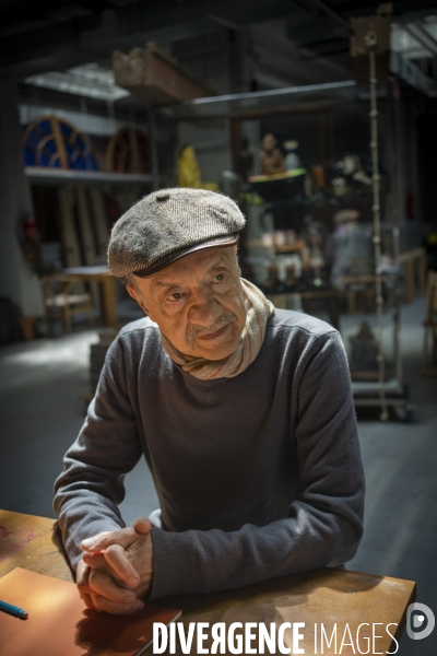 Portrait de l artiste Sarkis dans son atelier à Villejuif. 