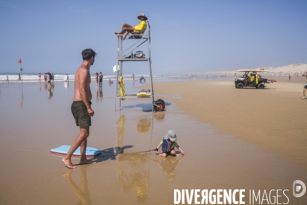 Maître nageur et sauveteur CRS sur une plage de sable fin en Nouvelle-Aquitaine