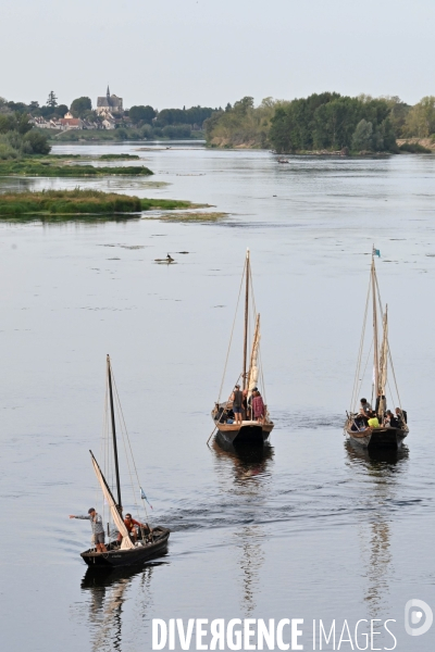 La Grande Remontée , 25 bateaux remontent la Loire de Nantes à Orléans. passage à Saint-Dyé-sur-Loire
