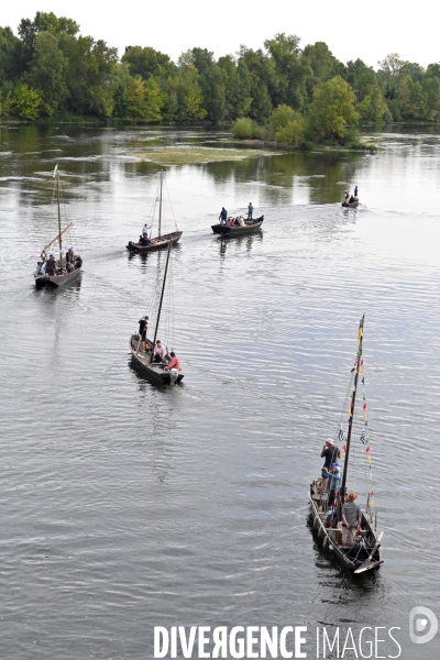 La Grande Remontée , 25 bateaux remontent la Loire de Nantes à Orléans. passage à Saint-Dyé-sur-Loire