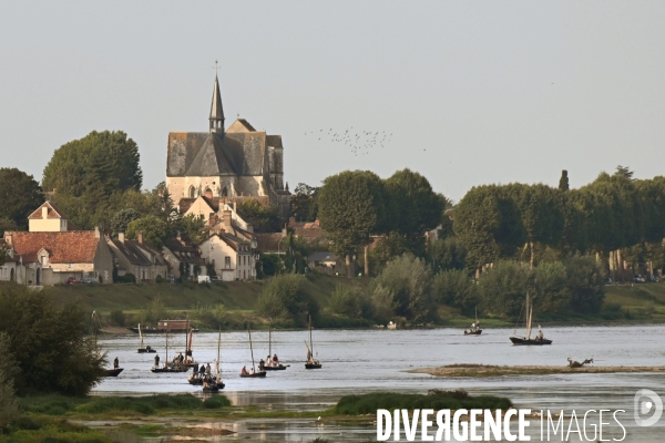 La Grande Remontée , 25 bateaux remontent la Loire de Nantes à Orléans. Passage à Saint-Dyé-sur-Loire