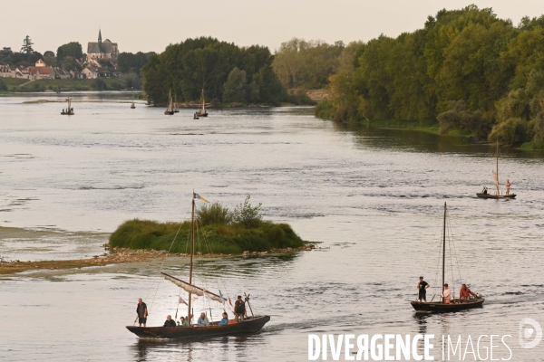 La Grande Remontée , 25 bateaux remontent la Loire de Nantes à Orléans. Passage à Saint-Dyé-sur-Loire